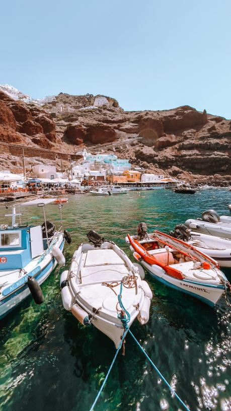 taberna tradicional y pueblo de pescadores en la bahía de Amoudi
